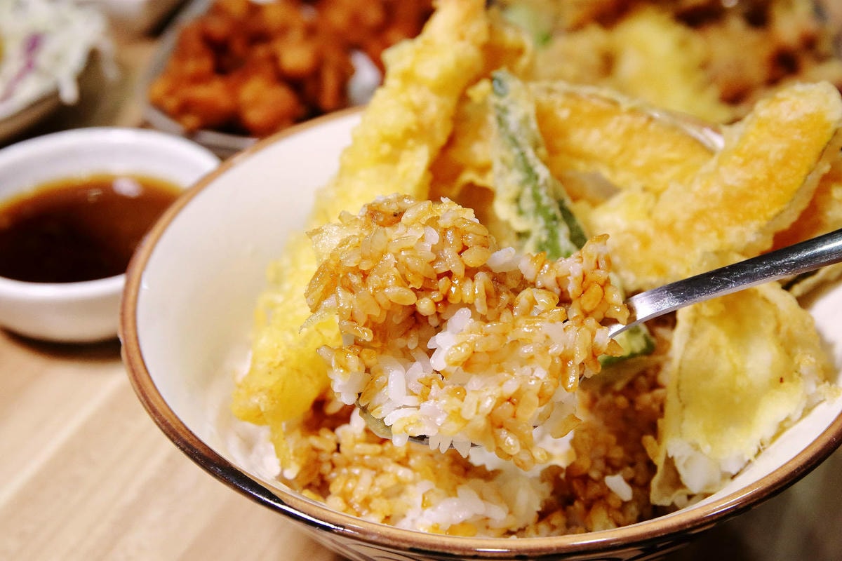 淡水平價丼飯、日式炸天婦羅推薦!隱藏版超人氣浮誇丼飯!19種