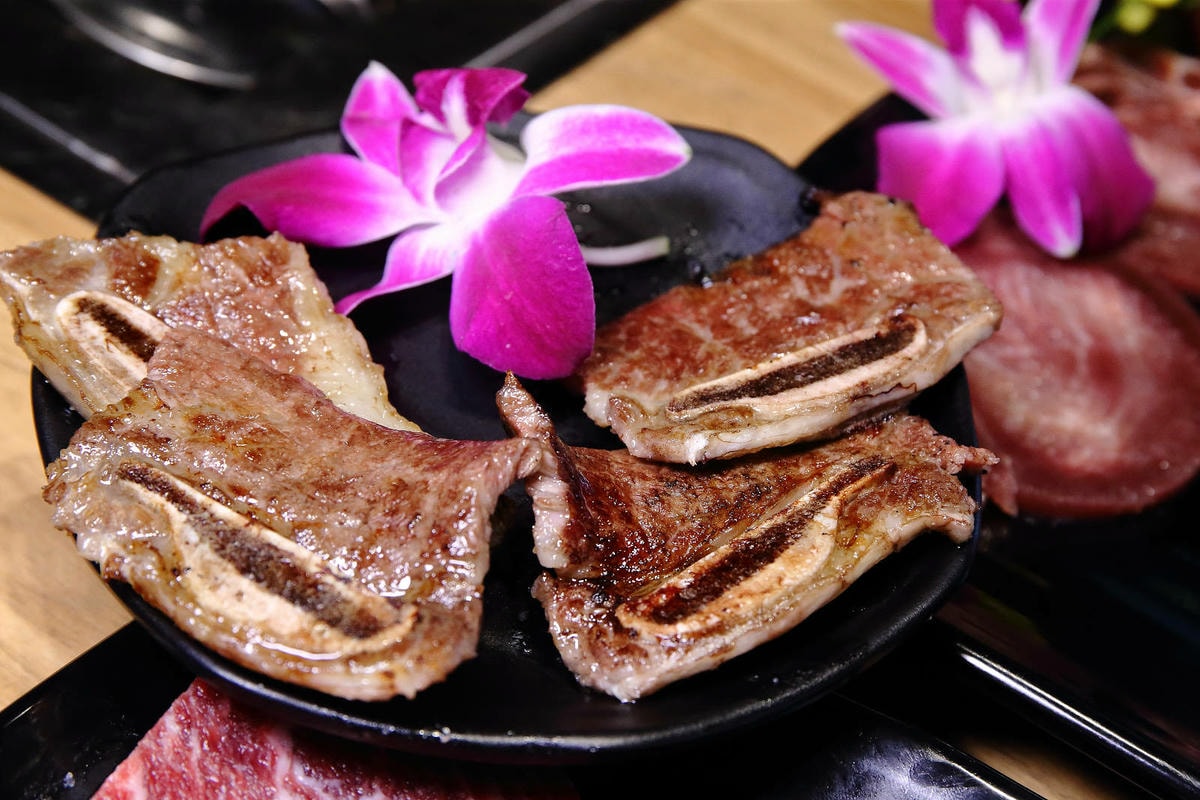 吃燒肉還能看海景?!基隆唯一無敵海景燒肉吃到飽!燒肉吃到飽推