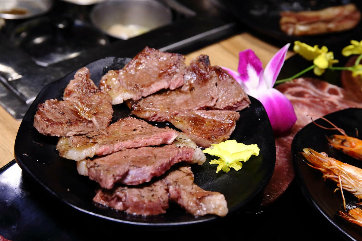 吃燒肉還能看海景?!基隆唯一無敵海景燒肉吃到飽!燒肉吃到飽推