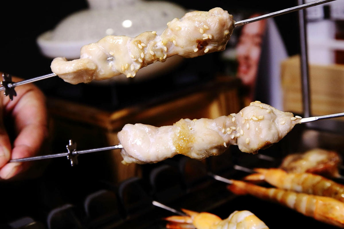 【新開店】串燒自動燒烤搶先吃!一起烤串-想吃什麼串燒放上去就
