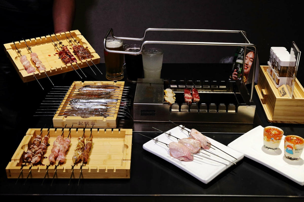 【新開店】串燒自動燒烤搶先吃!一起烤串-想吃什麼串燒放上去就