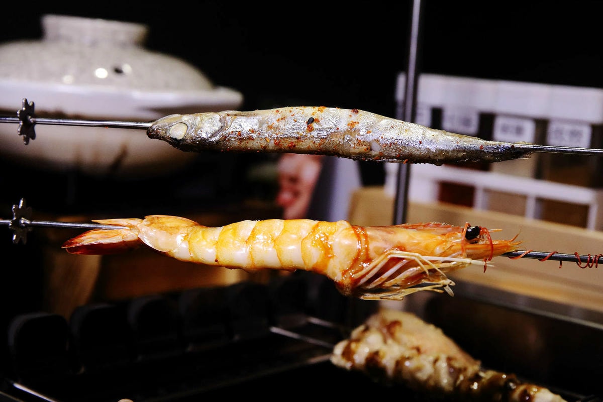 【新開店】串燒自動燒烤搶先吃!一起烤串-想吃什麼串燒放上去就