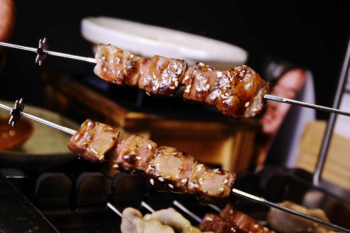 【新開店】串燒自動燒烤搶先吃!一起烤串-想吃什麼串燒放上去就