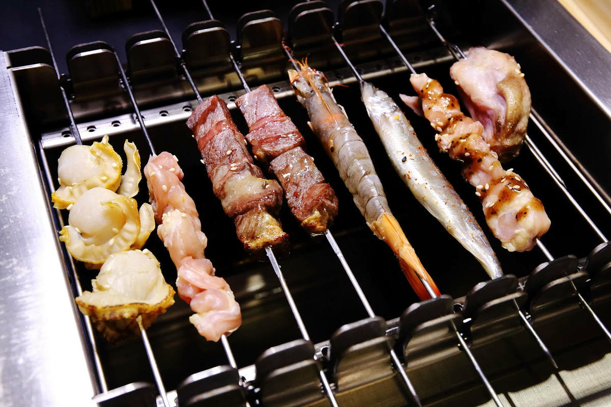 【新開店】串燒自動燒烤搶先吃!一起烤串-想吃什麼串燒放上去就
