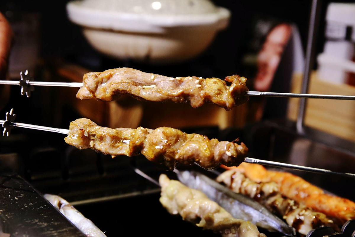 【新開店】串燒自動燒烤搶先吃!一起烤串-想吃什麼串燒放上去就