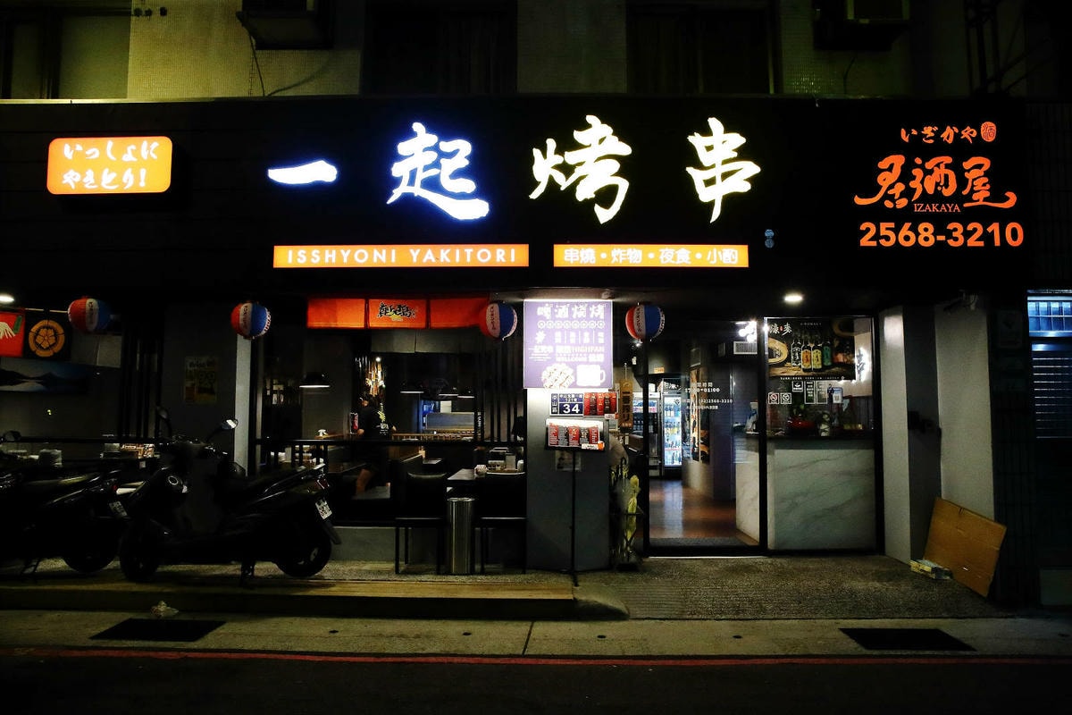 【新開店】串燒自動燒烤搶先吃!一起烤串-想吃什麼串燒放上去就