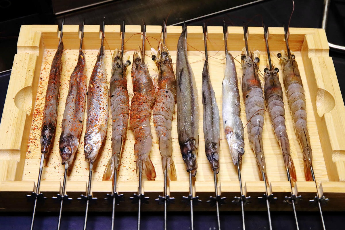 【新開店】串燒自動燒烤搶先吃!一起烤串-想吃什麼串燒放上去就