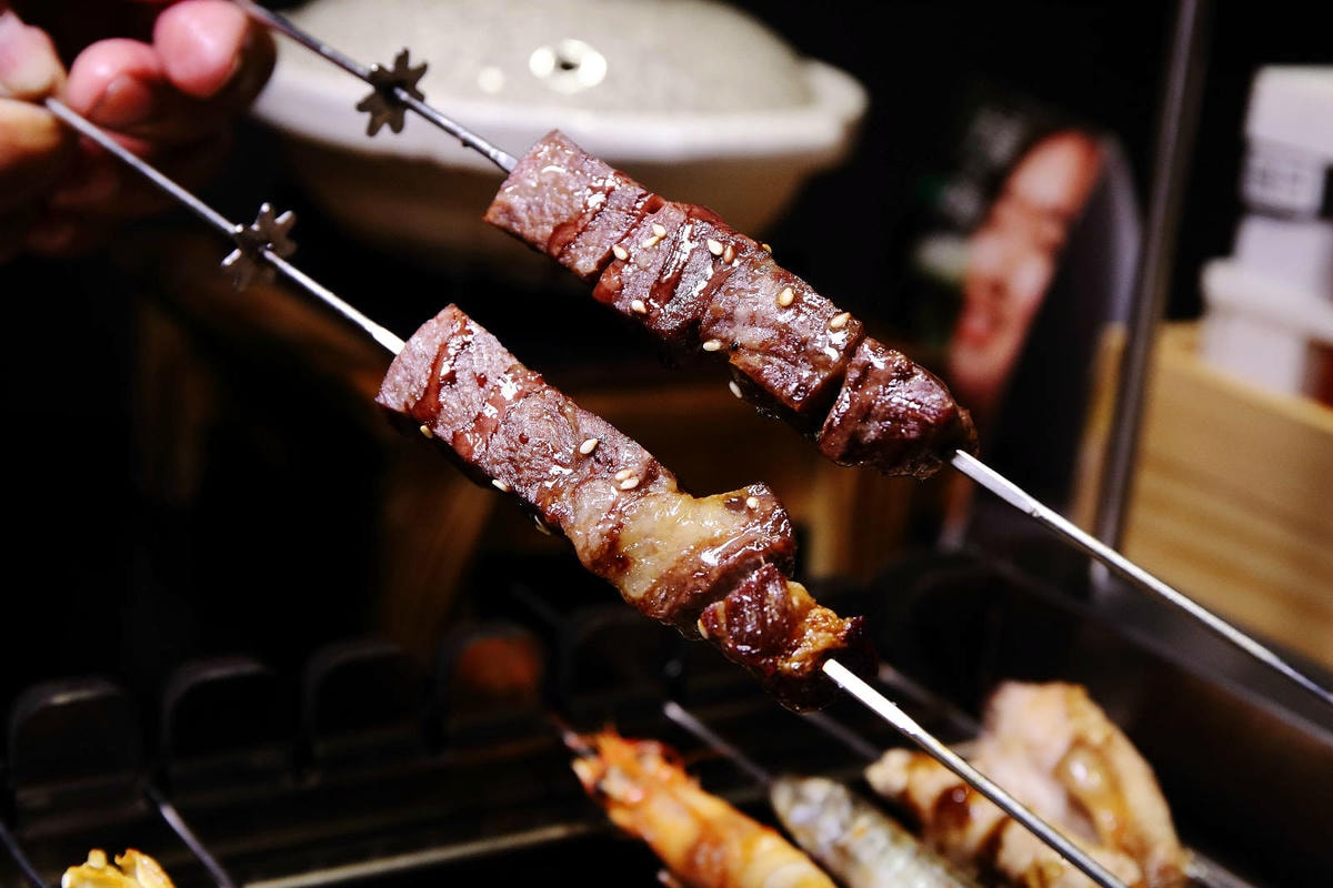 【新開店】串燒自動燒烤搶先吃!一起烤串-想吃什麼串燒放上去就