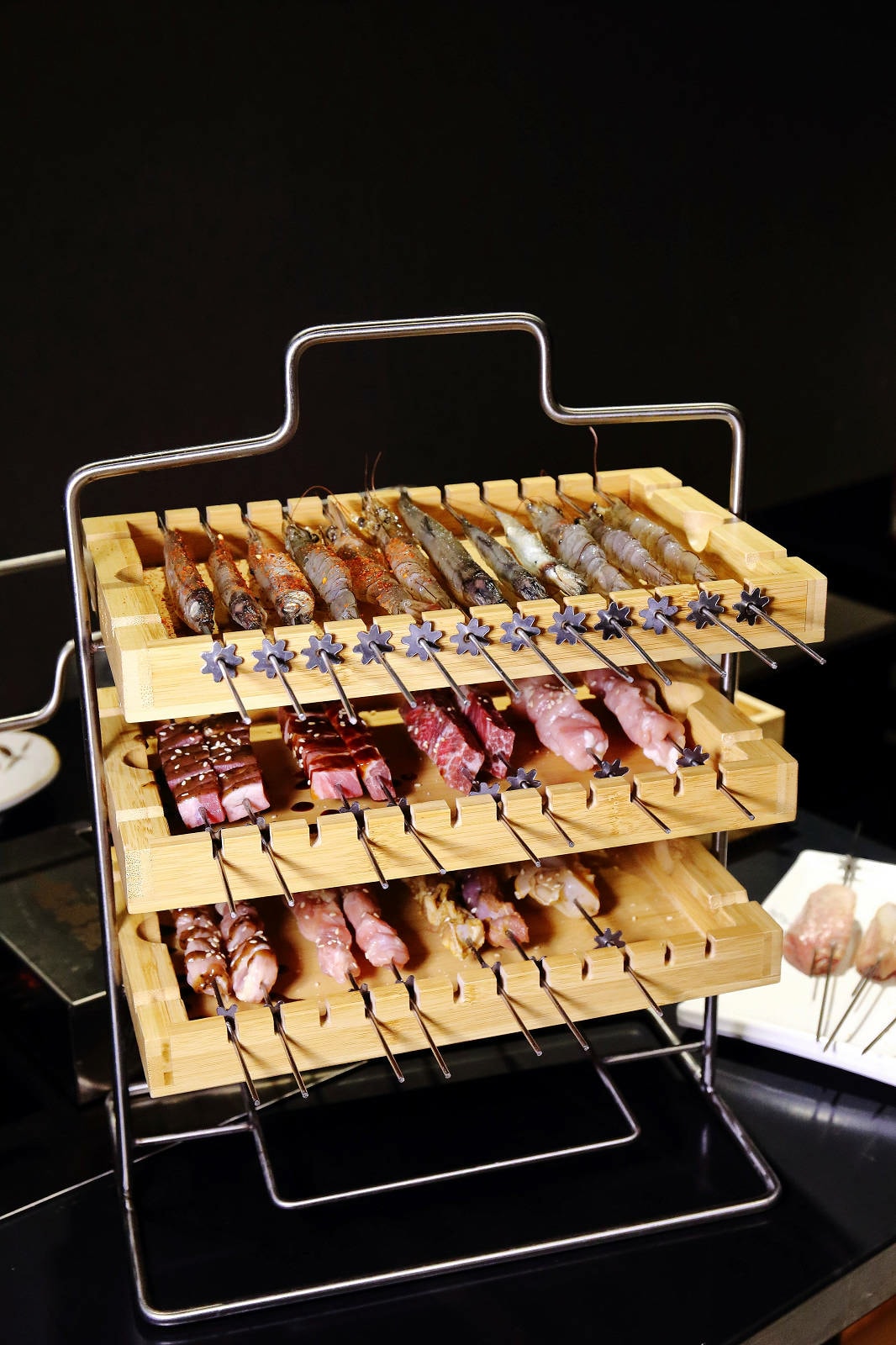 【新開店】串燒自動燒烤搶先吃!一起烤串-想吃什麼串燒放上去就