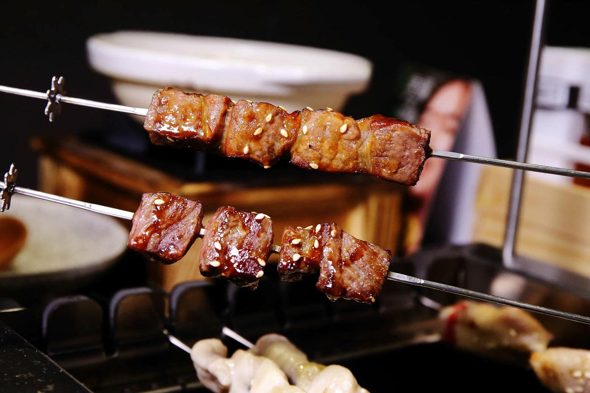 【新開店】串燒自動燒烤搶先吃!一起烤串-想吃什麼串燒放上去就