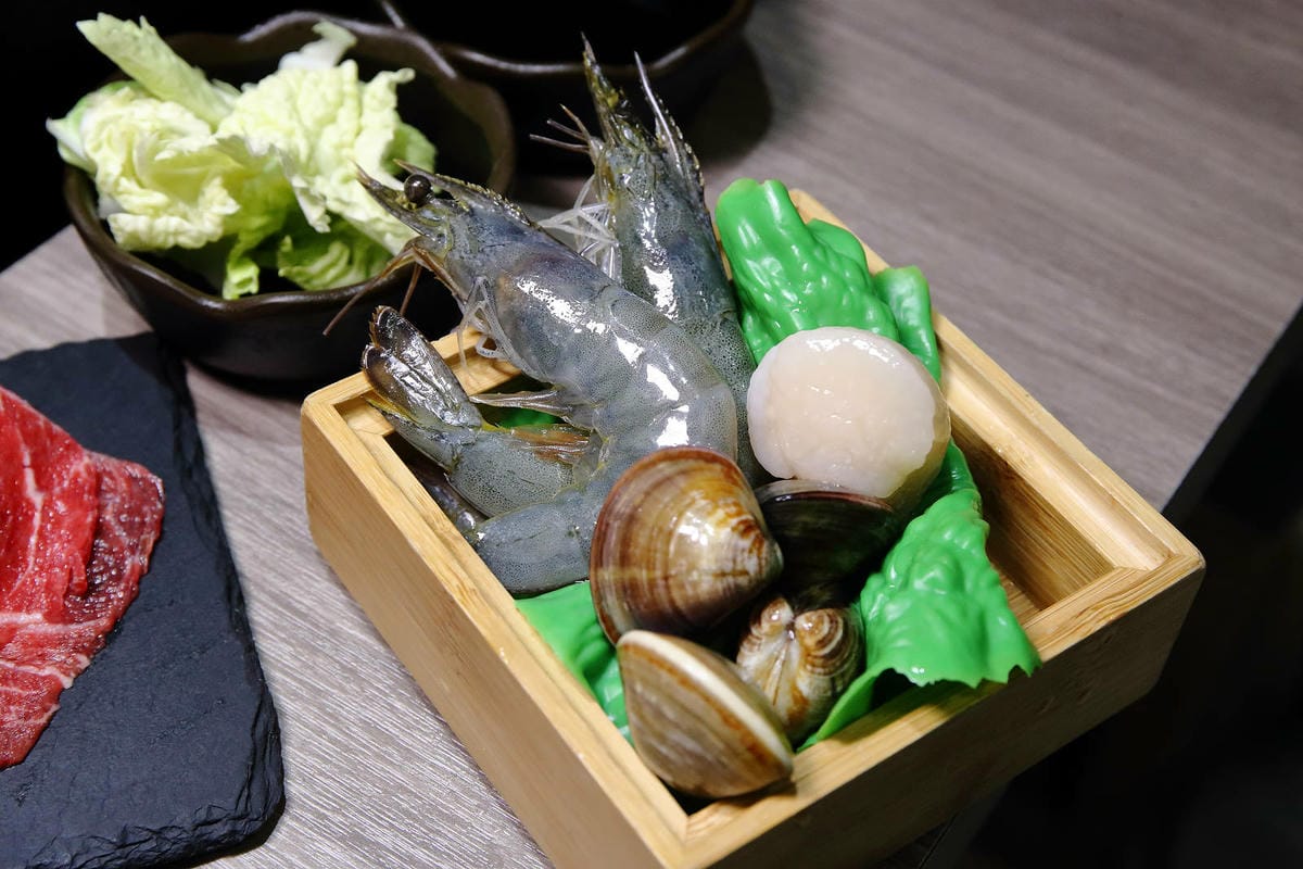 火車讚石頭火鍋，蘆洲超人氣石頭火鍋推薦！只要$389起整櫃蔬