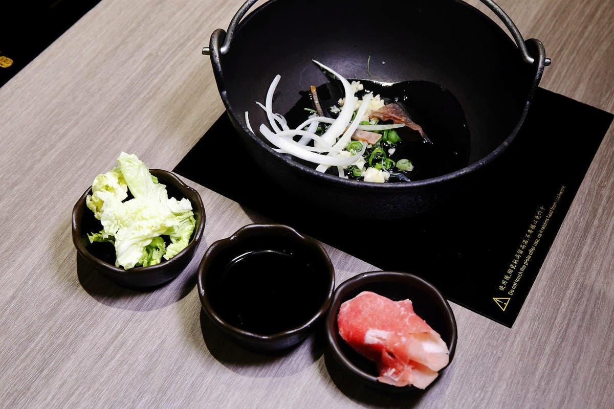 火車讚石頭火鍋，蘆洲超人氣石頭火鍋推薦！只要$389起整櫃蔬