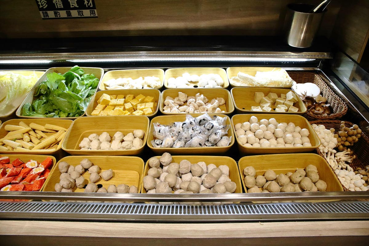 火車讚石頭火鍋，蘆洲超人氣石頭火鍋推薦！只要$389起整櫃蔬