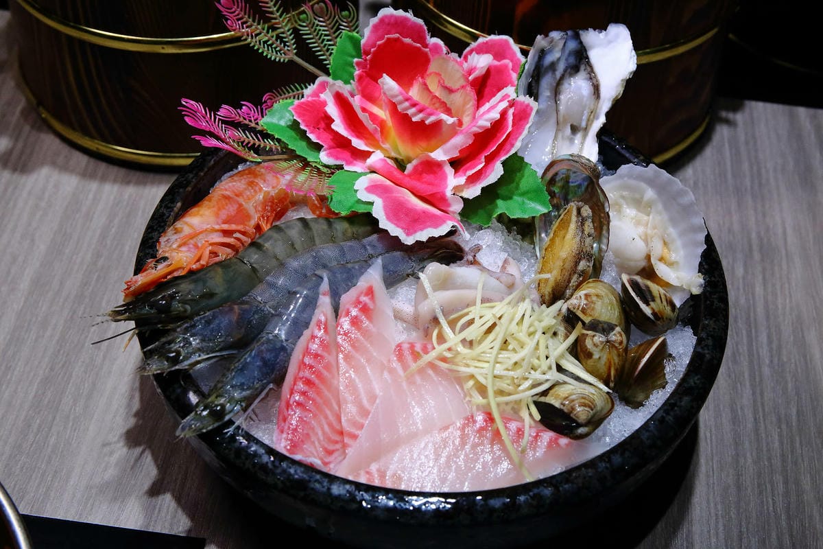 火車讚石頭火鍋，蘆洲超人氣石頭火鍋推薦！只要$389起整櫃蔬