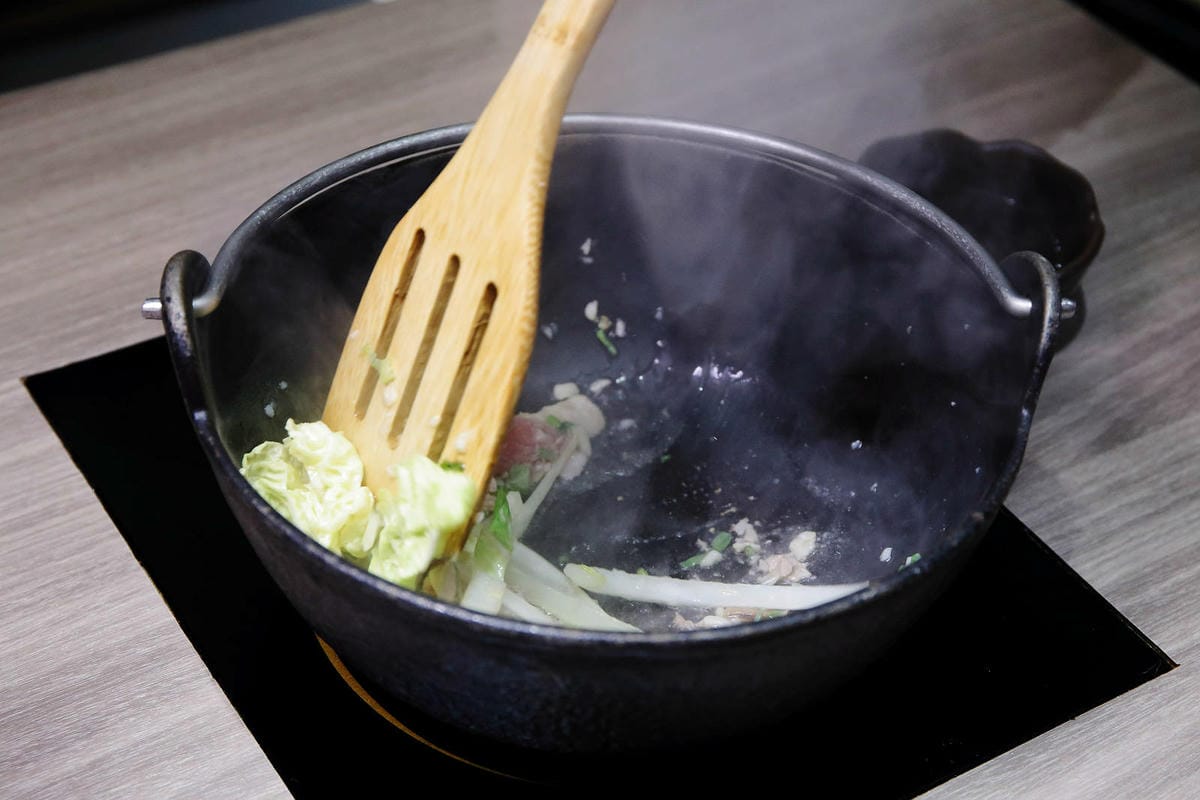 火車讚石頭火鍋，蘆洲超人氣石頭火鍋推薦！只要$389起整櫃蔬