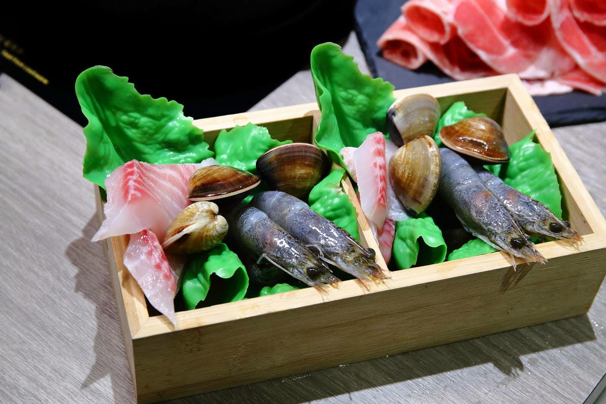 火車讚石頭火鍋，蘆洲超人氣石頭火鍋推薦！只要$389起整櫃蔬