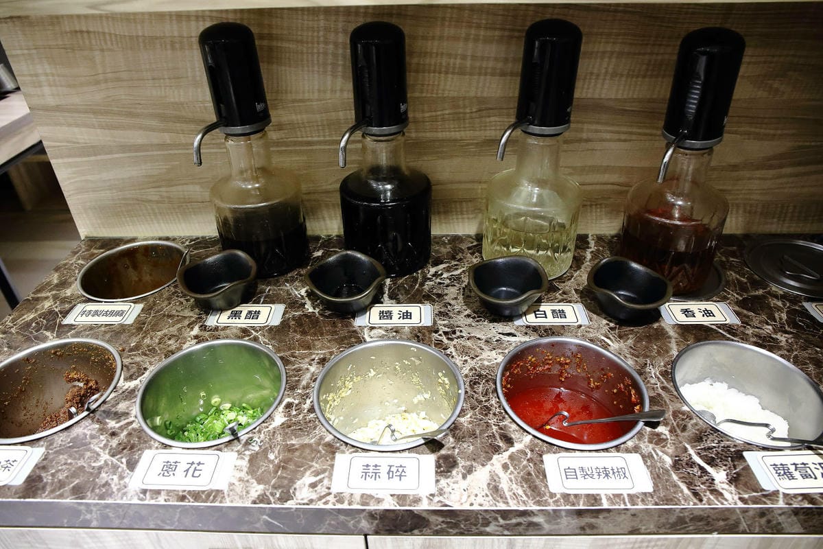 火車讚石頭火鍋，蘆洲超人氣石頭火鍋推薦！只要$389起整櫃蔬