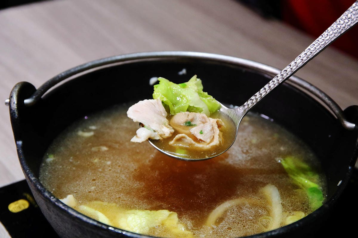 火車讚石頭火鍋，蘆洲超人氣石頭火鍋推薦！只要$389起整櫃蔬