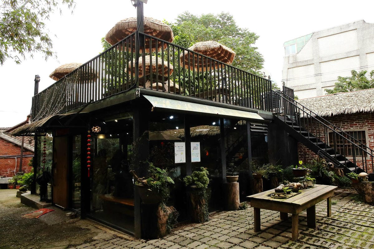 游家肥貓，大溪友善寵物老宅茶餐廳，提供港式私房料理，老闆本身