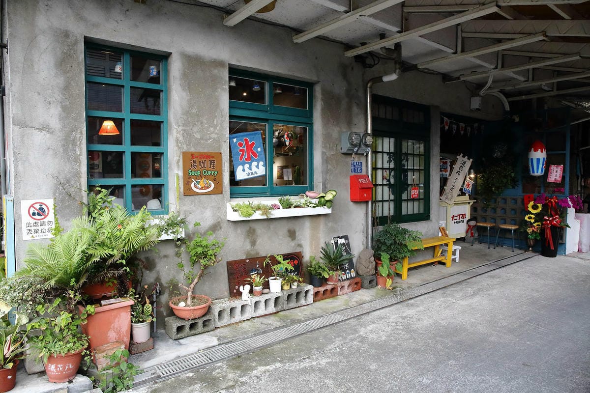 浪花丸かき氷 宜蘭本店，招牌彩色小熊刨冰和藍色富士山冰，可愛