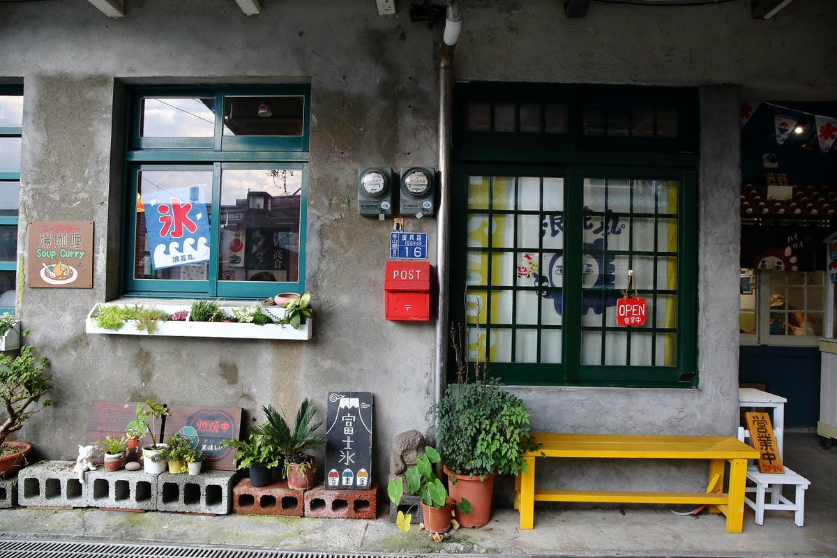 浪花丸かき氷 宜蘭本店，招牌彩色小熊刨冰和藍色富士山冰，可愛