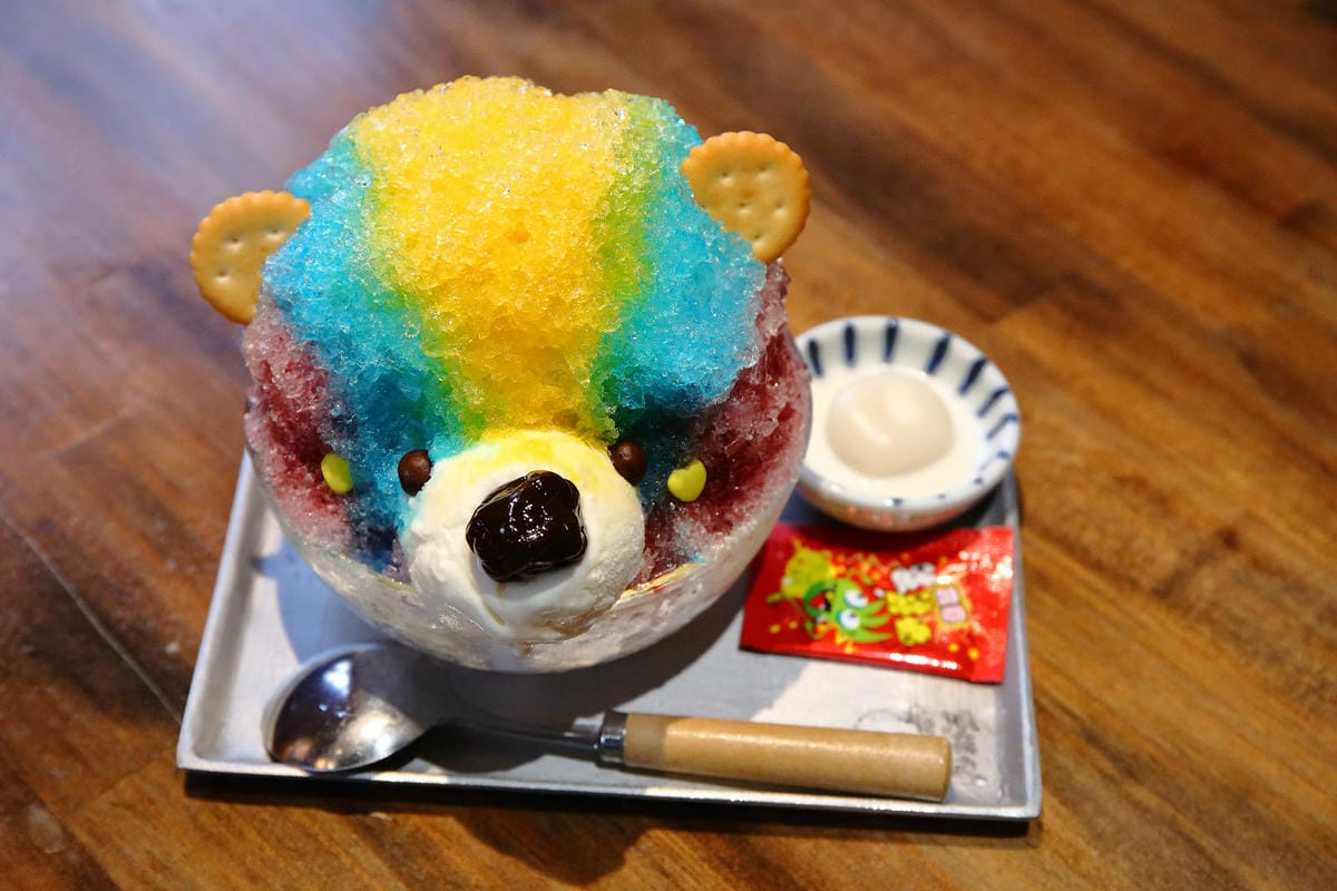 浪花丸かき氷 宜蘭本店，招牌彩色小熊刨冰和藍色富士山冰，可愛