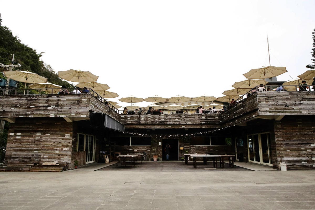 「笑ㄟ咖啡」宜蘭南方澳海景餐廳，坐擁內埤情人灣的無敵海景，踩