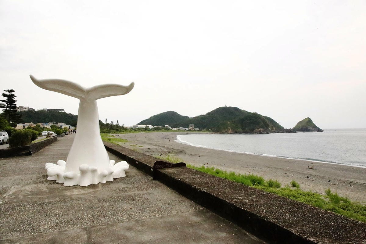 「笑ㄟ咖啡」宜蘭南方澳海景餐廳，坐擁內埤情人灣的無敵海景，踩