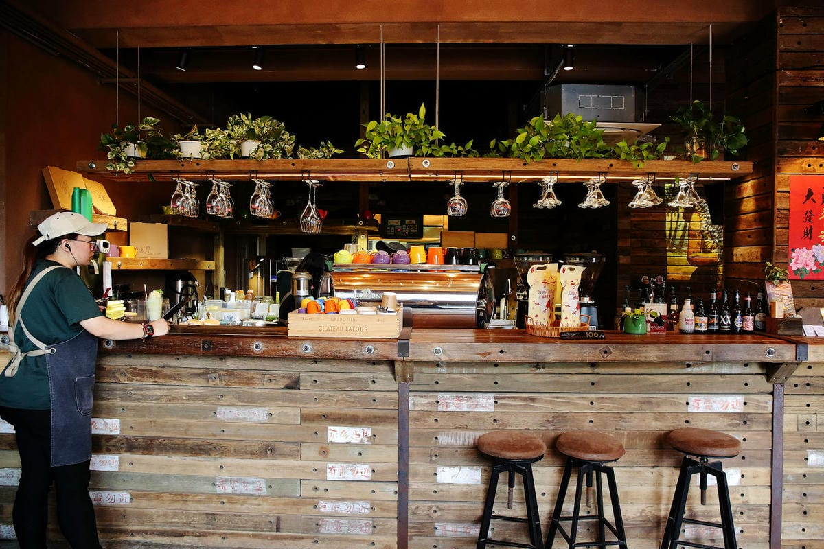 「笑ㄟ咖啡」宜蘭南方澳海景餐廳，坐擁內埤情人灣的無敵海景，踩