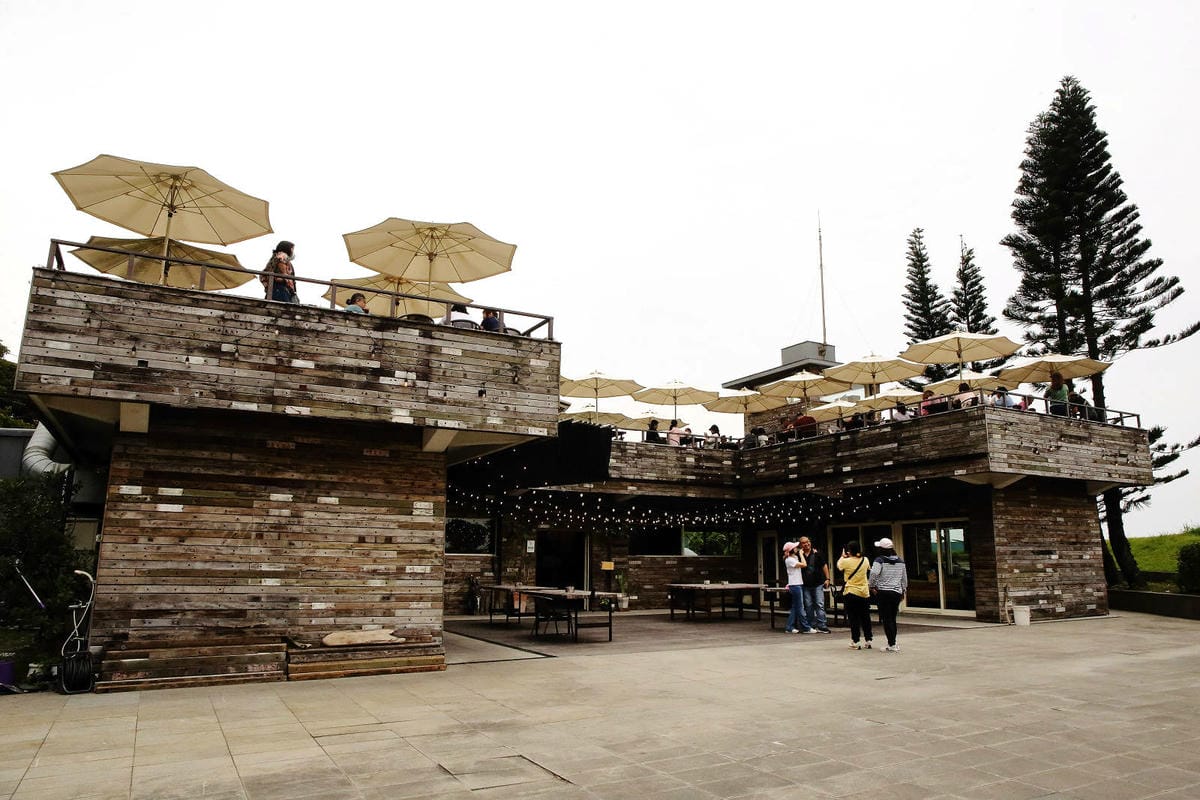 「笑ㄟ咖啡」宜蘭南方澳海景餐廳，坐擁內埤情人灣的無敵海景，踩