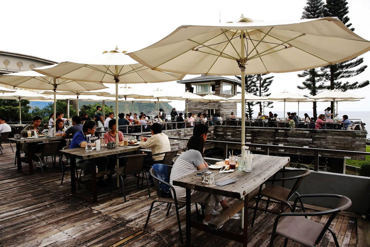 「笑ㄟ咖啡」宜蘭南方澳海景餐廳，坐擁內埤情人灣的無敵海景，踩