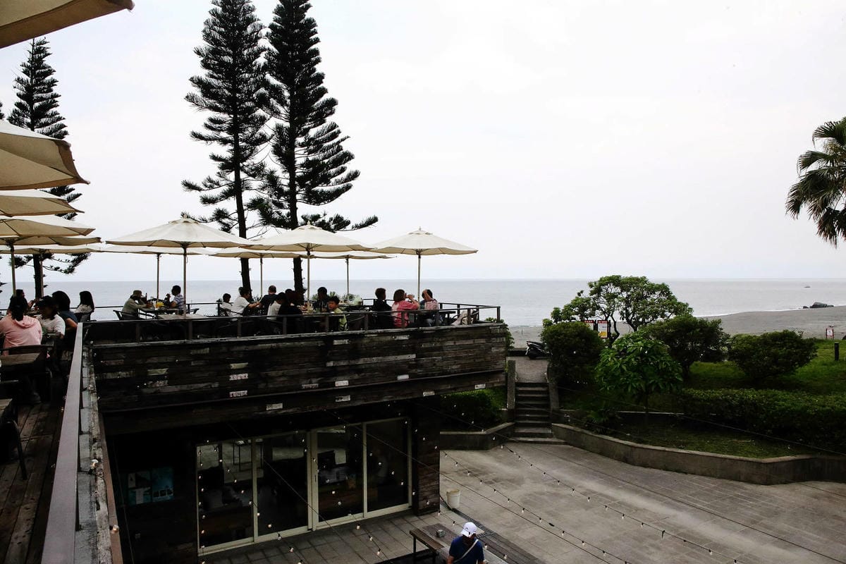 「笑ㄟ咖啡」宜蘭南方澳海景餐廳，坐擁內埤情人灣的無敵海景，踩