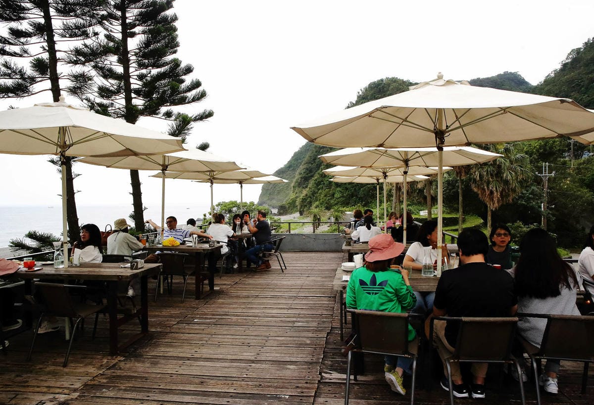 「笑ㄟ咖啡」宜蘭南方澳海景餐廳，坐擁內埤情人灣的無敵海景，踩