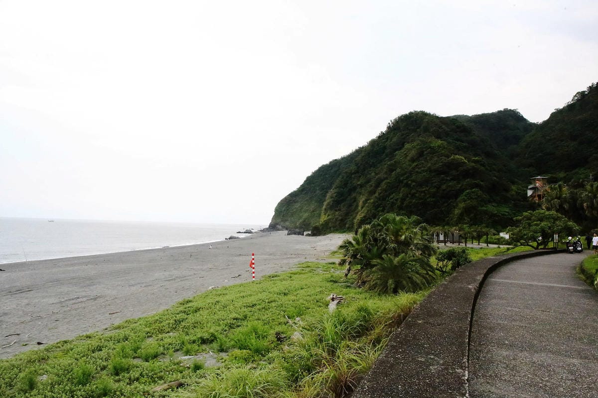 「笑ㄟ咖啡」宜蘭南方澳海景餐廳，坐擁內埤情人灣的無敵海景，踩
