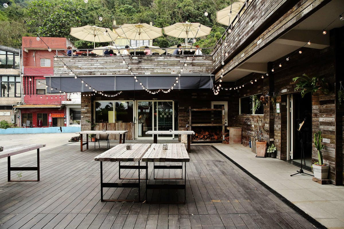 「笑ㄟ咖啡」宜蘭南方澳海景餐廳，坐擁內埤情人灣的無敵海景，踩