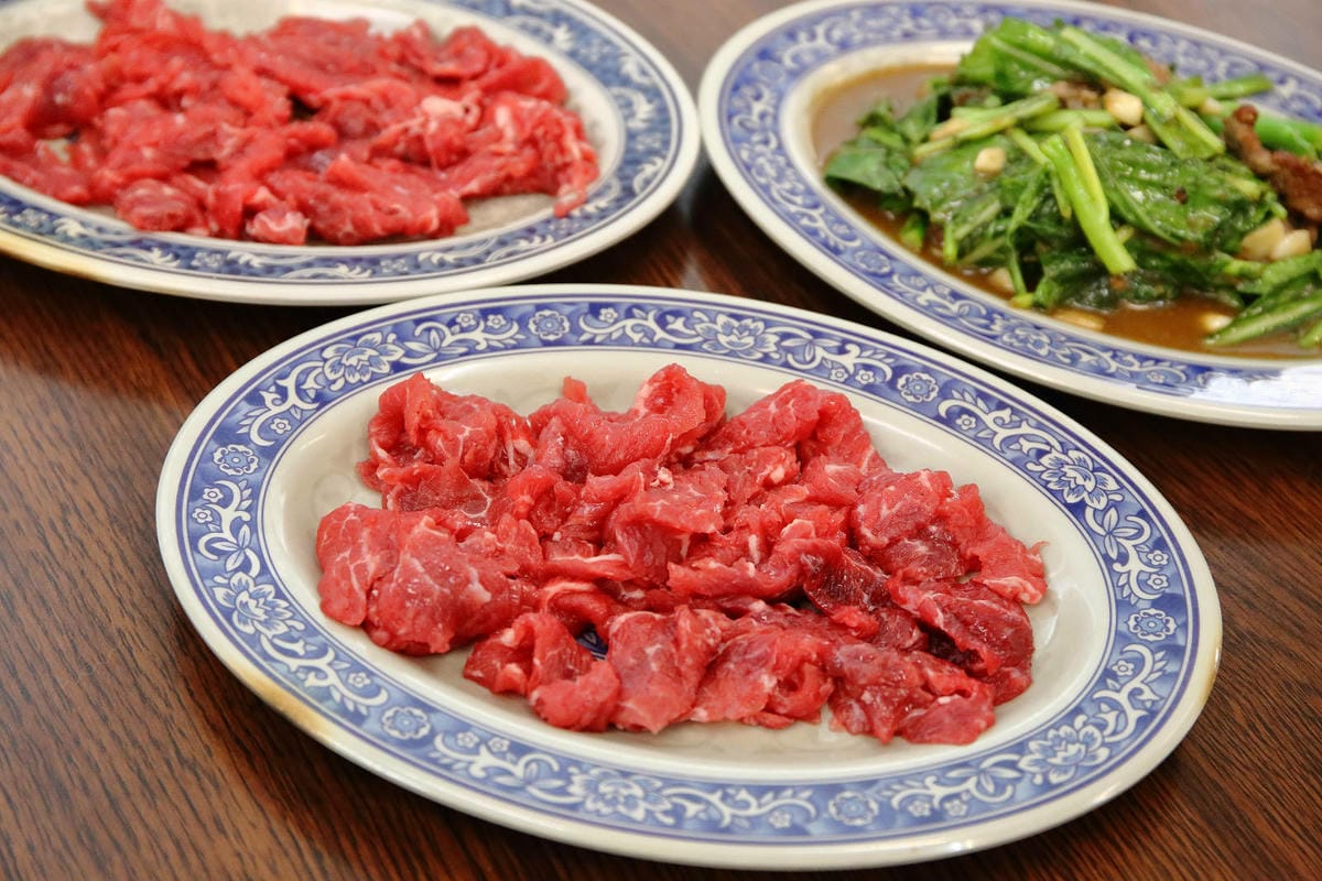 溫體牛肉火鍋台中推薦！牛董牛肉爐每日新鮮手切溫體台灣牛，價格