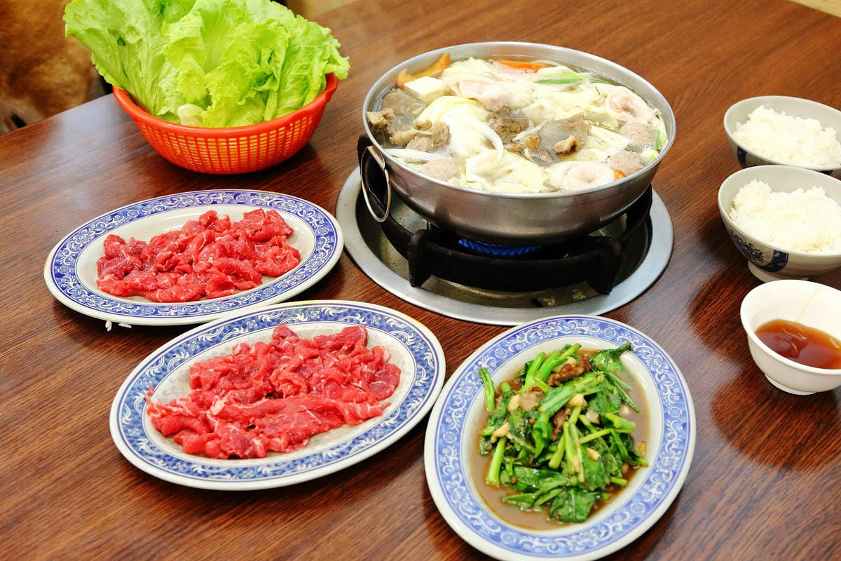 溫體牛肉火鍋台中推薦！牛董牛肉爐每日新鮮手切溫體台灣牛，價格