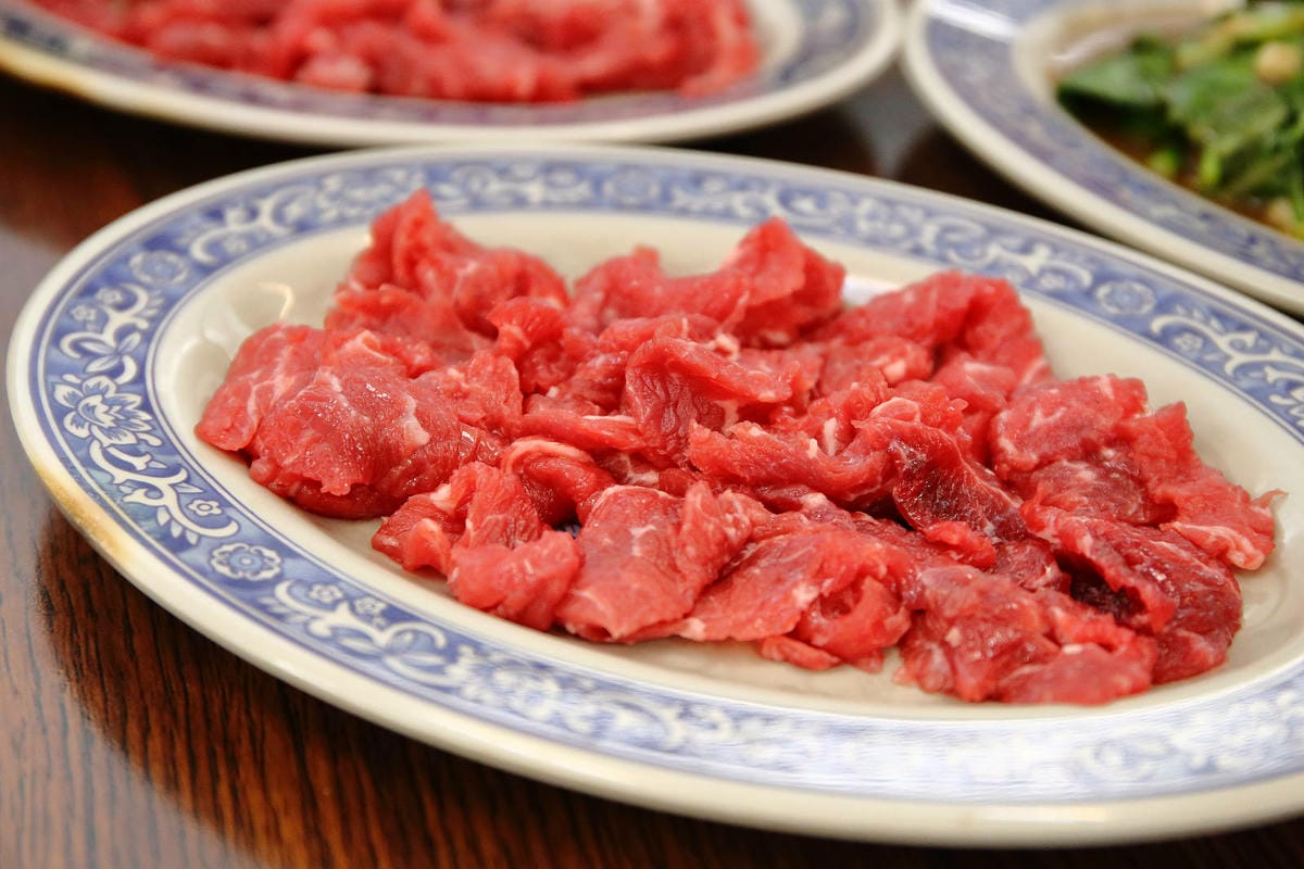 溫體牛肉火鍋台中推薦！牛董牛肉爐每日新鮮手切溫體台灣牛，價格