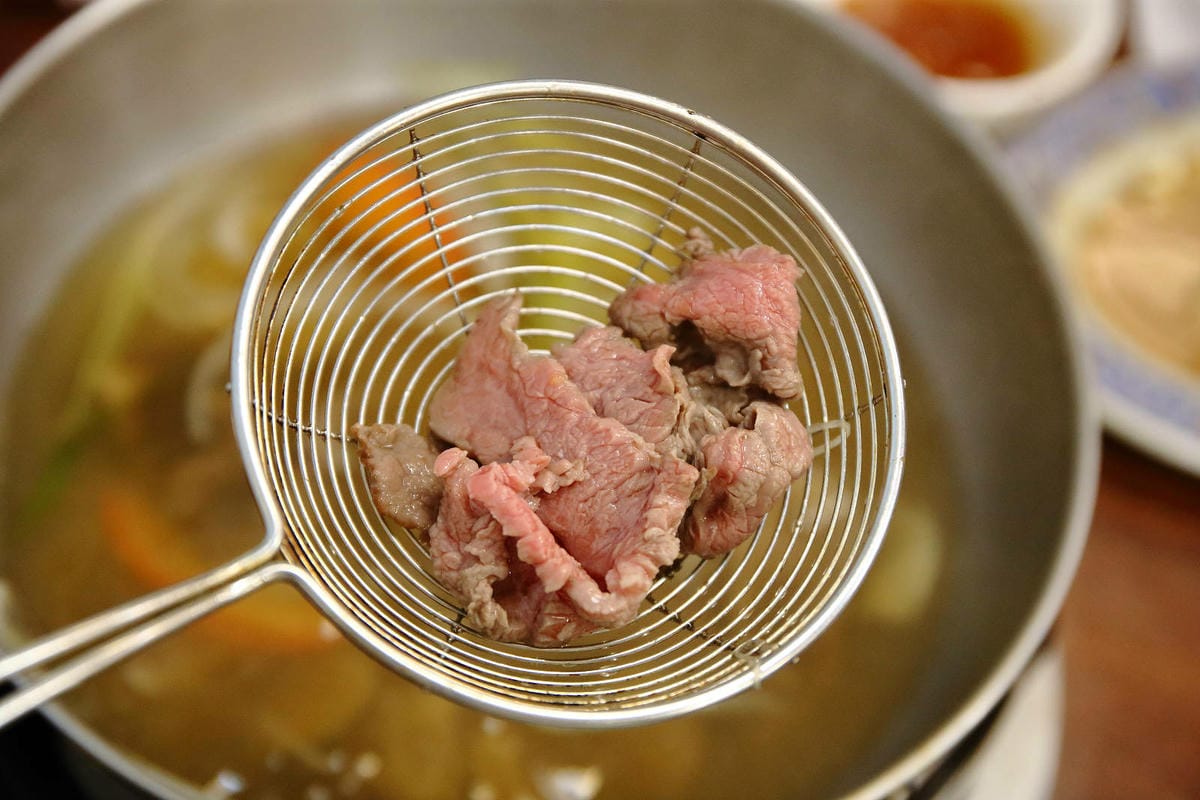 溫體牛肉火鍋台中推薦！牛董牛肉爐每日新鮮手切溫體台灣牛，價格