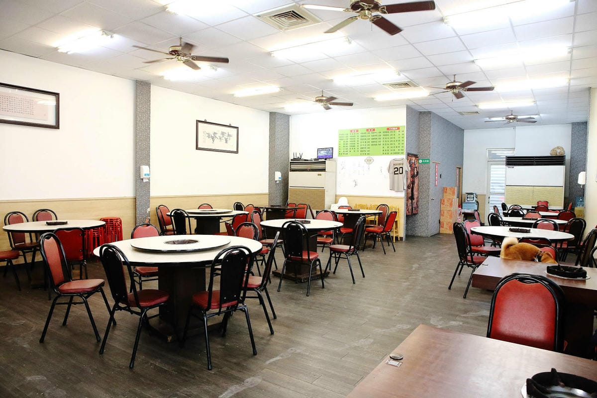 溫體牛肉火鍋台中推薦！牛董牛肉爐每日新鮮手切溫體台灣牛，價格