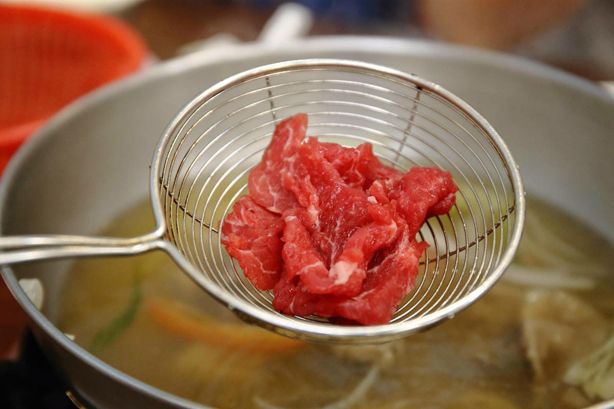 溫體牛肉火鍋台中推薦！牛董牛肉爐每日新鮮手切溫體台灣牛，價格