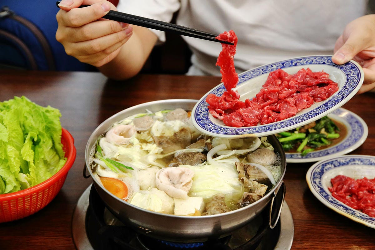 溫體牛肉火鍋台中推薦！牛董牛肉爐每日新鮮手切溫體台灣牛，價格