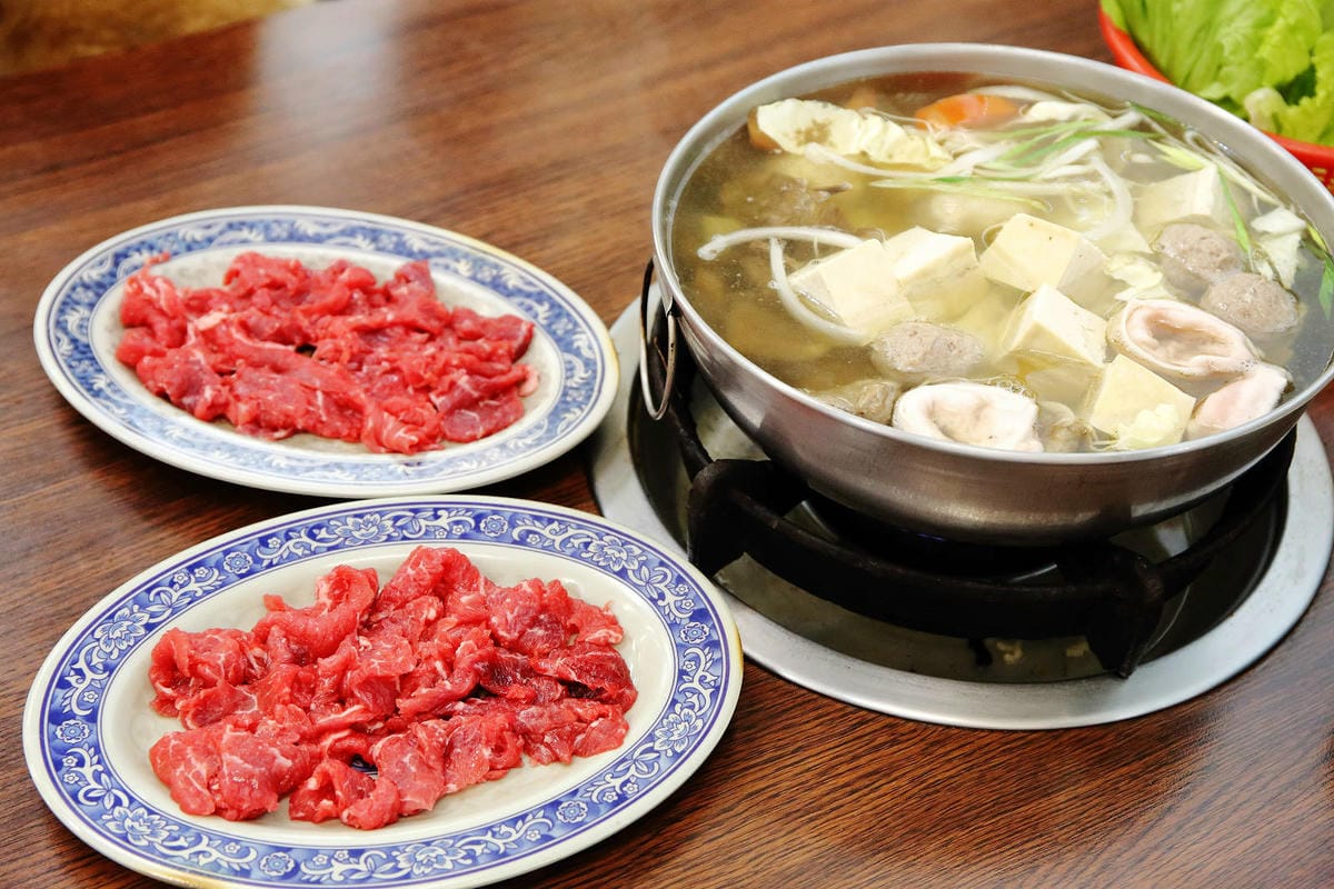 溫體牛肉火鍋台中推薦！牛董牛肉爐每日新鮮手切溫體台灣牛，價格