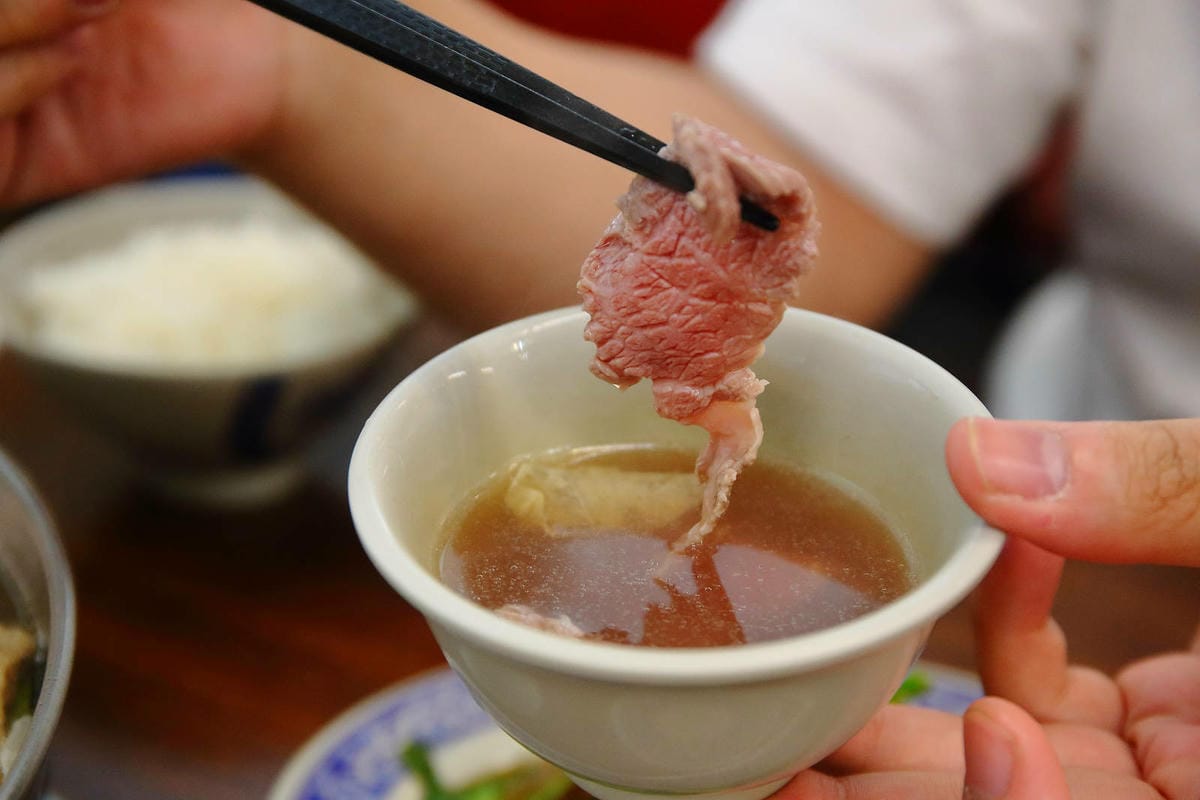 溫體牛肉火鍋台中推薦！牛董牛肉爐每日新鮮手切溫體台灣牛，價格