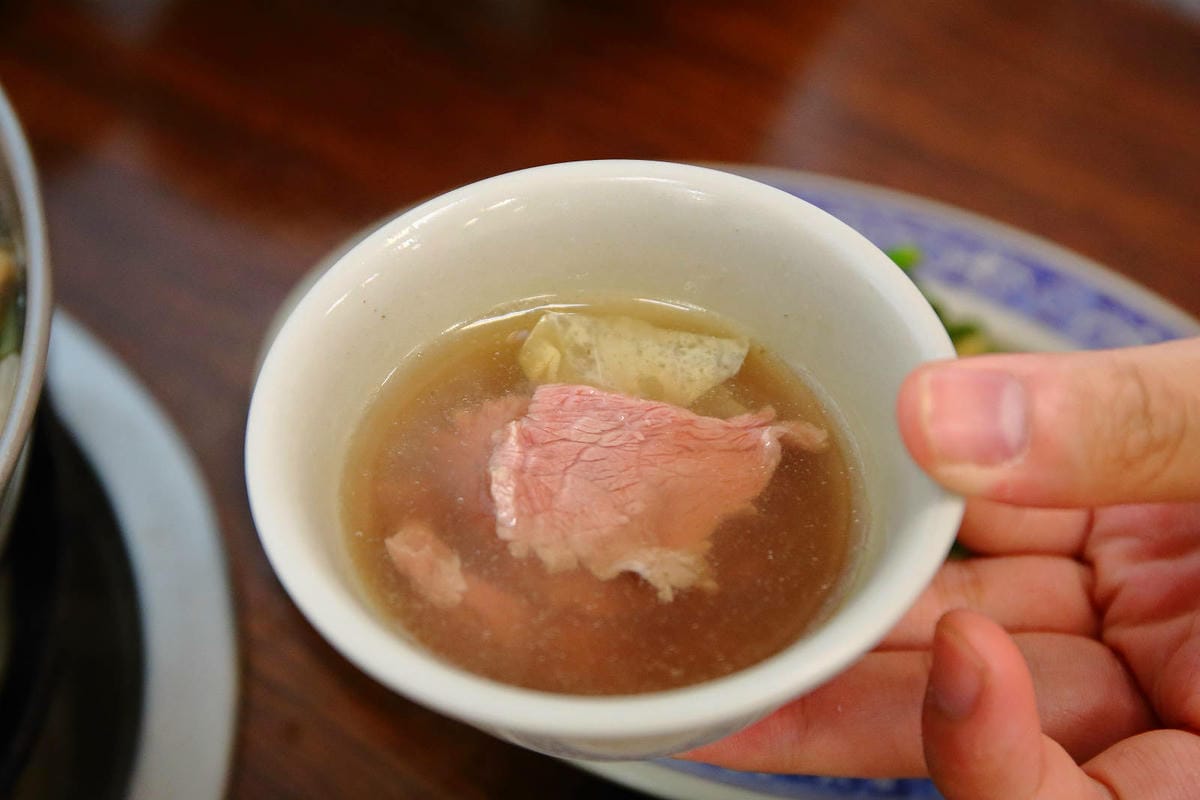 溫體牛肉火鍋台中推薦！牛董牛肉爐每日新鮮手切溫體台灣牛，價格