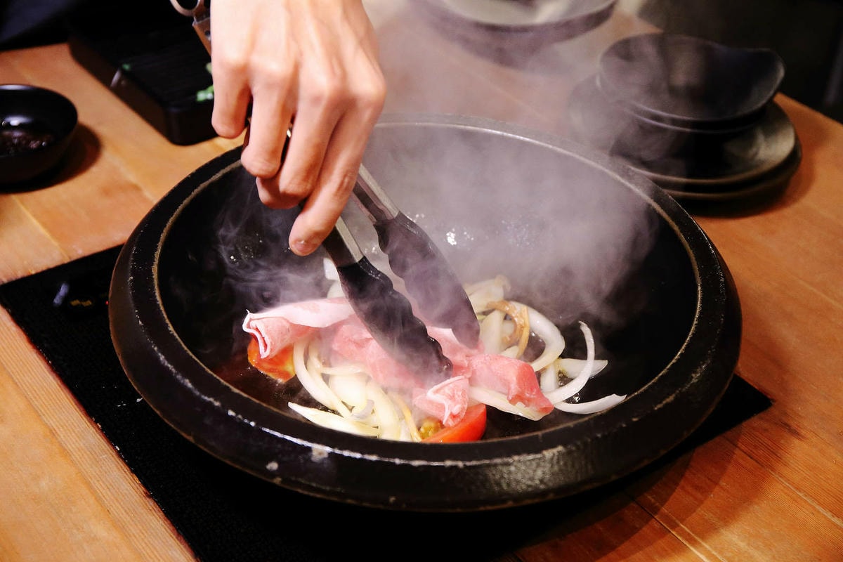 肉多多最強的不只肉蛋糕?火鍋控必點2大鍋物!70多種自助吧吃