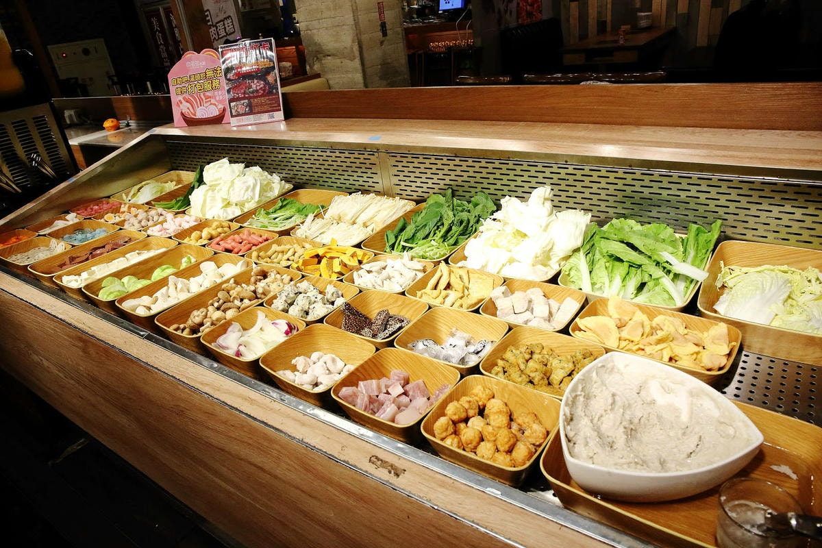 肉多多最強的不只肉蛋糕?火鍋控必點2大鍋物!70多種自助吧吃