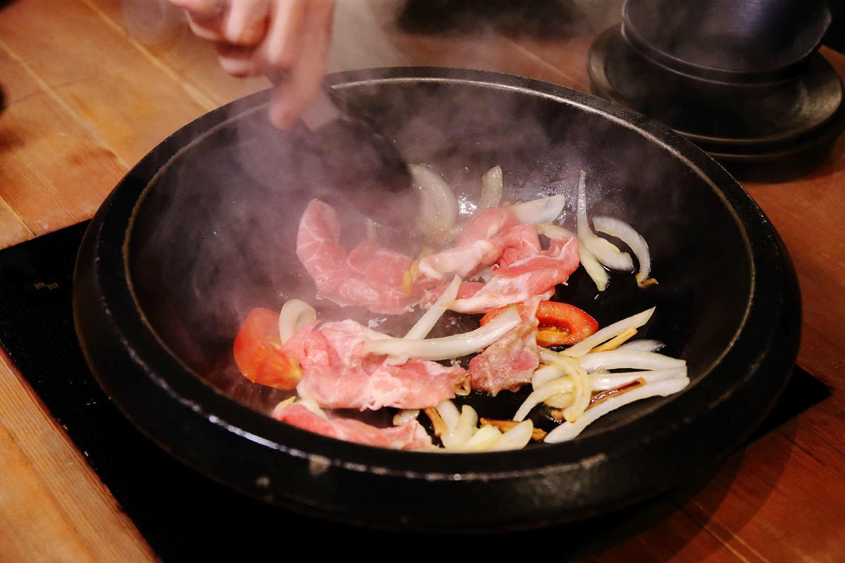 肉多多最強的不只肉蛋糕?火鍋控必點2大鍋物!70多種自助吧吃