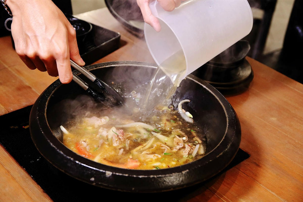 肉多多最強的不只肉蛋糕?火鍋控必點2大鍋物!70多種自助吧吃