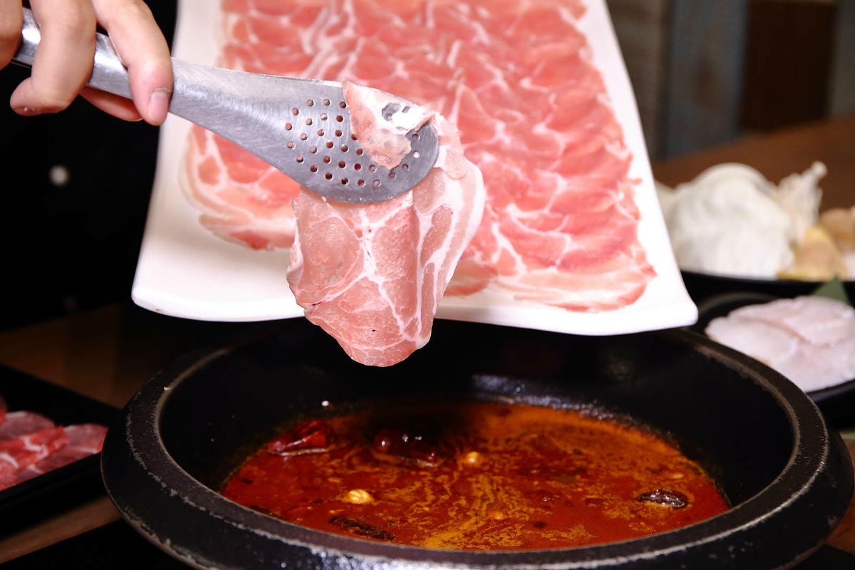 肉多多最強的不只肉蛋糕?火鍋控必點2大鍋物!70多種自助吧吃